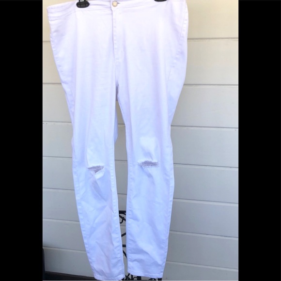 💥HP! Spring White Ripped Knee Jeans - Picture 2 of 4